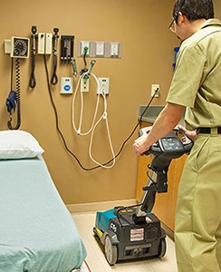 保洁员使用坦能 cs5 洗地机对病房进行清洁